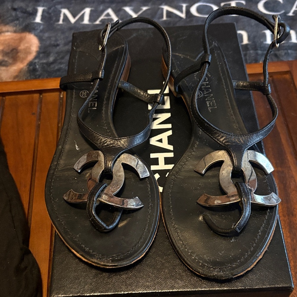 CHANEL Black Leather CC Logo Thong Sandals - Picture 2 of 9
